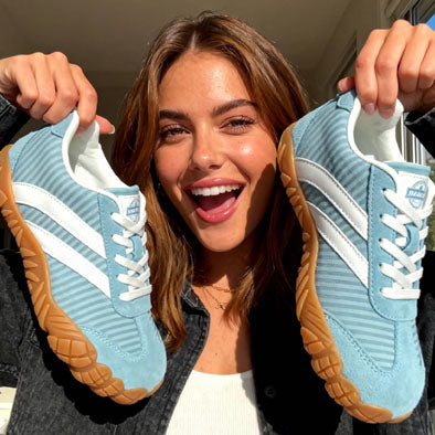 Describes the appearance of the image