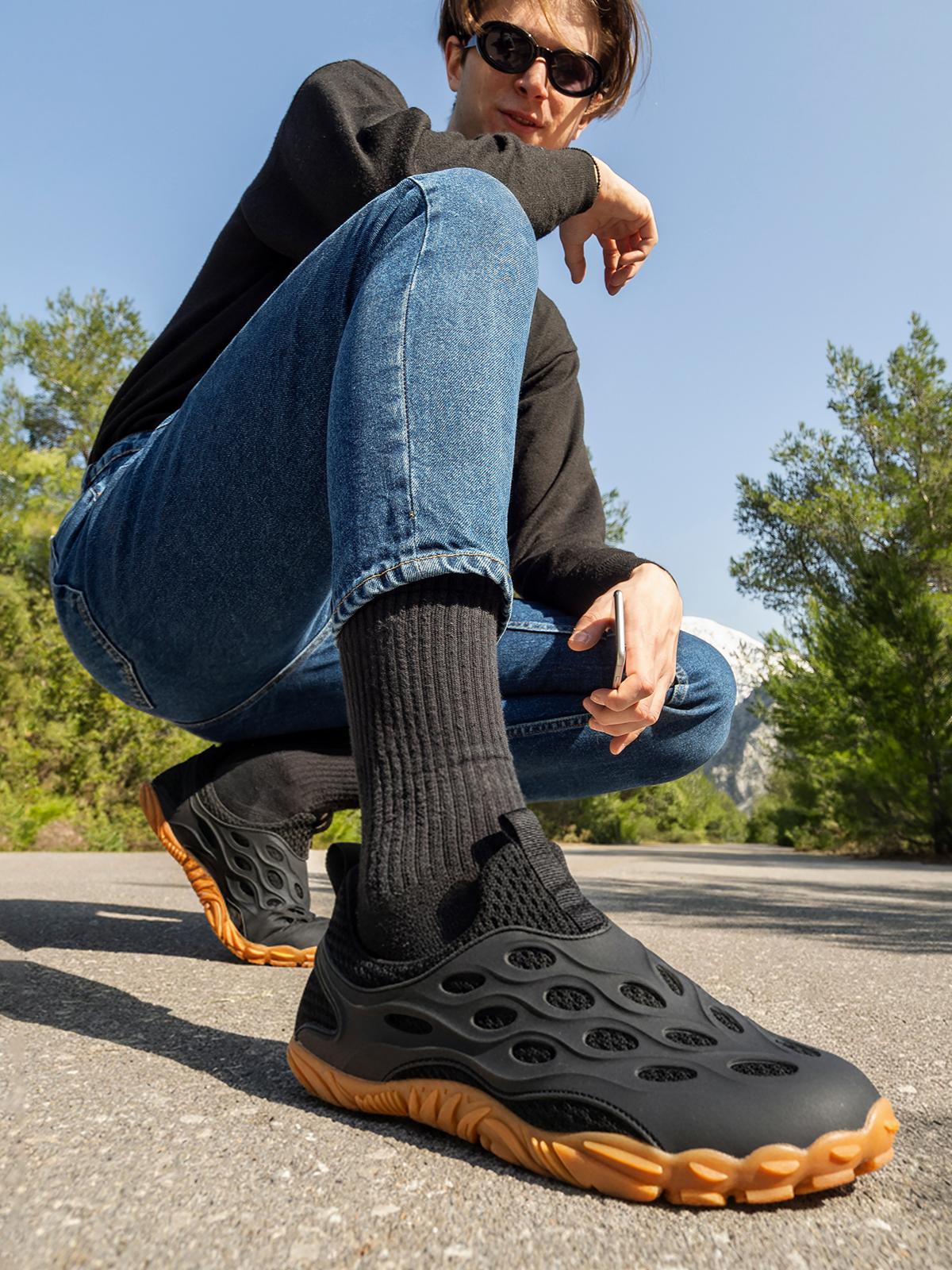 Describes the appearance of the image