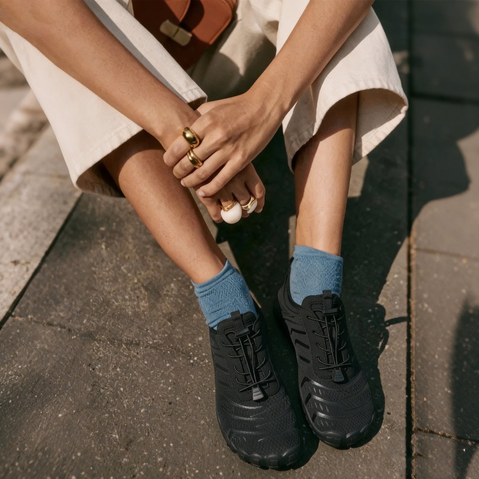 Describes the appearance of the image