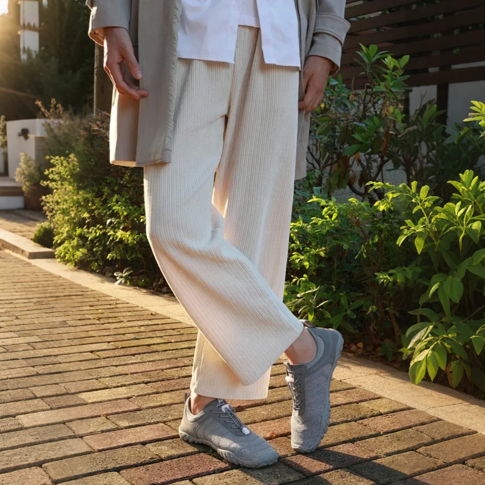 Describes the appearance of the image