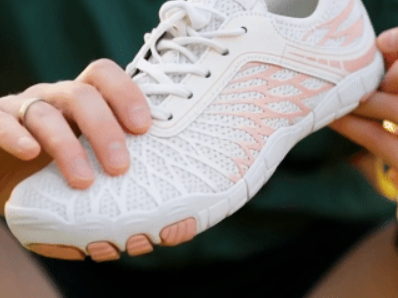 Describes the appearance of the image