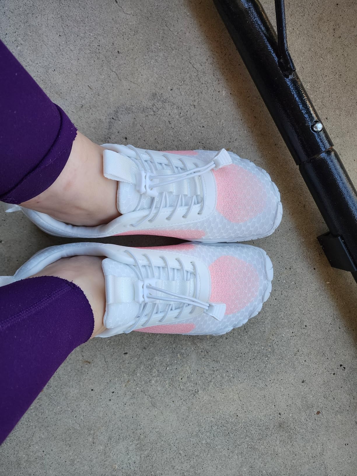 Describes the appearance of the image