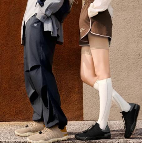 Describes the appearance of the image