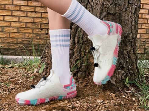 Describes the appearance of the image