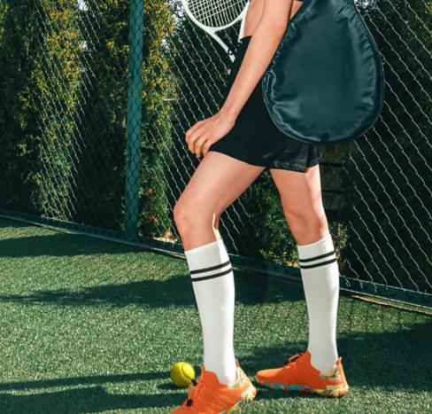 Describes the appearance of the image