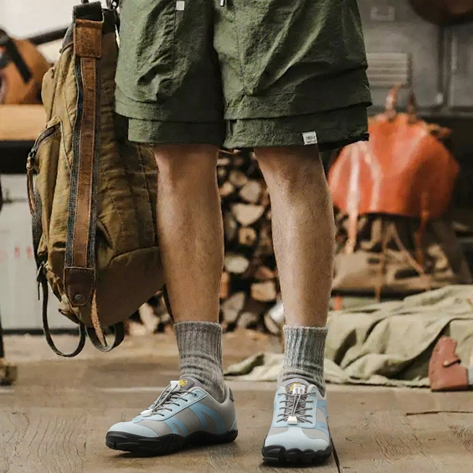 Describes the appearance of the image